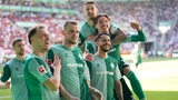 Mehrere Werder-Spieler feiern zusammen den Treffer von Marvin Ducksch gegen Augsburg.