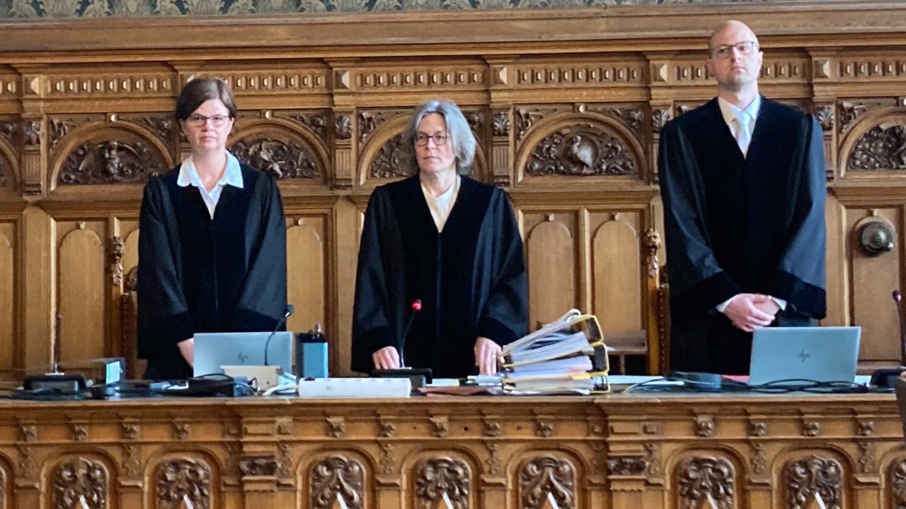 Die Vorsitzende Richterin Gesa Kasper (M) steht zu Prozessbeginnn mit der Beisitzerin am Landgericht, Wesemüller, und Beisitzer Thießen in der Richterbank.