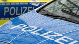 Der Schriftzug „Polizei“ auf der Kühlerhaube eines Autos