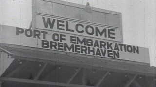 Ein Schild kündigt den Bremerhavener Hafen an.