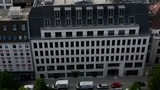 Eine Luftaufnahme zeigt ein weißes Bürogebäude.